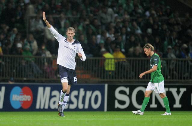 FUSSBALL CHAMPIONS LEAGUE SAISON 2010 2011 GRUPPE A SV Werder Bremen - Tottenham Hotspur 14.09.2010 JUBEL Tottenham; Torschuetze Peter Crouch (li) und Clemens Fritz (re, SV Werder Bremen) enttaeuscht 