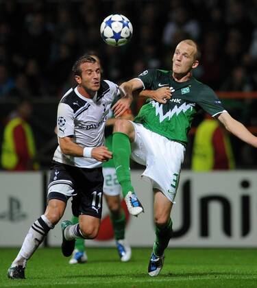 FUSSBALL CHAMPIONS LEAGUE SAISON 2010 2011 GRUPPENPHASE SV Werder Bremen - Tottenham Hotspur 14.09.2010 Rafael VAN DER VAART (li, Tottenham) gegen Petri PASANEN (re, Bremen) 