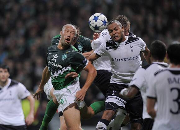 FUSSBALL CHAMPIONS LEAGUE SAISON 2010 2011 GRUPPE A SV Werder Bremen - Tottenham Hotspur 14.09.2010 Mikael Silvestre (li, SV Werder Bremen) gegen Younes Kaboul (re, Tottenham) 