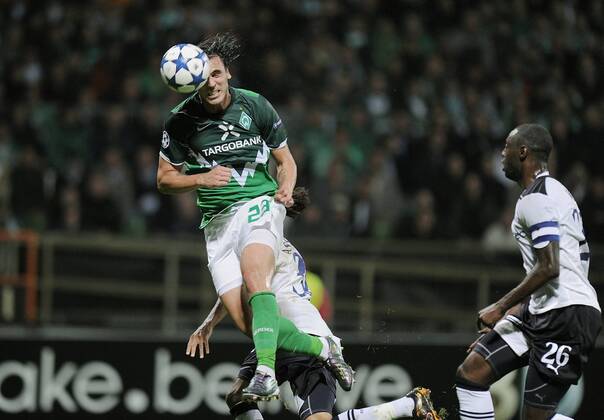 FUSSBALL CHAMPIONS LEAGUE SAISON 2010 2011 GRUPPE A SV Werder Bremen - Tottenham Hotspur 14.09.2010 Hugo Almeida (li, SV Werder Bremen) erzielt per Kopf das Tor zum 1-2 Anschluss. 
