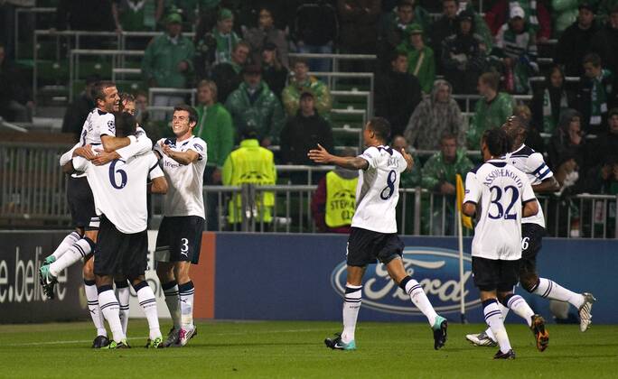 Bremen, 14.09.2010, Fußball Torjubel, v.li.: Rafael van der Vaart (Tottenham), Peter Crouch (Tottenham), Tom Huddlestone (Tottenham), Gareth Bale (Tottenham), Jermaine Jenas (Tottenham), Benoit Assou Ekotto (Tottenham) und Ledley King (Tottenham) SV Werder Bremen - Tottenham Hotspur FC