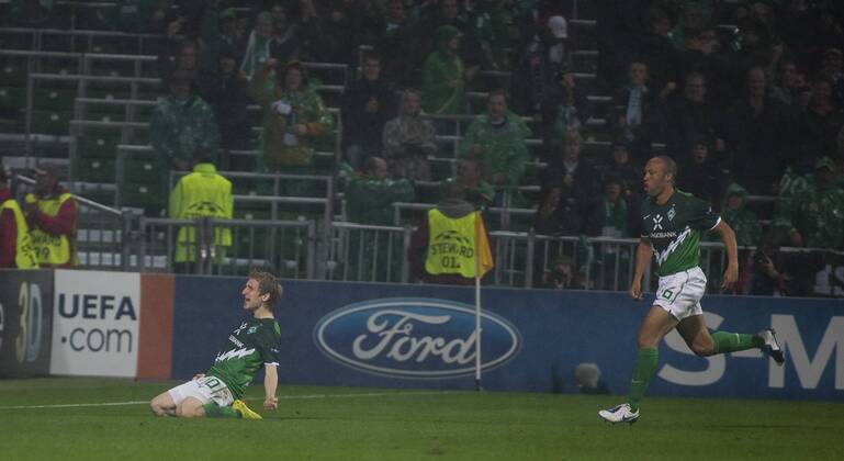 Bremen, 14.09.2010, Fußball Torjubel: Mikael Silvestre (Werder, re.), Marko Marin (Werder) SV Werder Bremen - Tottenham Hotspur FC o0 Sponsor, Werbepartner, Werbung, Wirtschaft, Werbebande, Bande, Ford