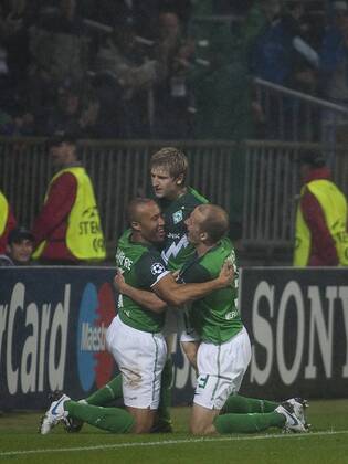 Bremen, 14.09.2010, Fußball Torjubel: Mikael Silvestre (Werder), Marko Marin (Werder), Petri Pasanen (Werder) Werder Bremen - Tottenham Hotspur FC
