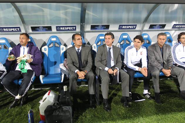 AJ Auxerre (weiß) vs Real Madrid CF: JERZY DUDEK (L) , coach Joao MOURINHO (2R), und Co Trainer Aitor Karanka (3R, alle Real)  AN3C3695