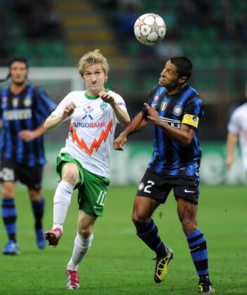 FUSSBALL CHAMPIONS LEAGUE SAISON 2010 2011 GRUPPE A Inter Mailand - Werder Bremen 29.09.2010 Marko Marin (li, SV Werder Bremen) gegen Ivan Cordoba (re, Inter) 
