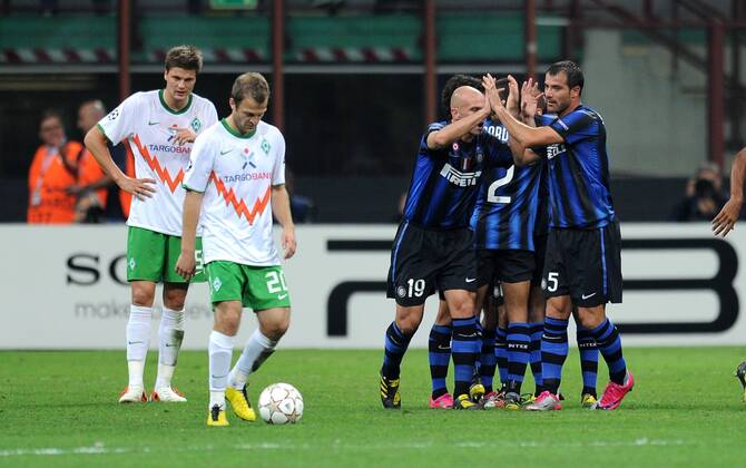 - FUSSBALL CHAMPIONS LEAGUE SAISON 2010 2011 GRUPPE A Inter Mailand - SV Werder Bremen (weiß) 29.09.2010: ENTTÄUSCHUNG bei Sebastian Prödl, Daniel Jensen (v. li - SV Werder Bremen) und Jubel bei Inter  o0 Jubel Freude Freud und Leid