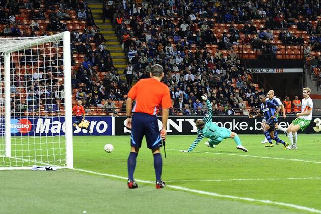 Inter Mailand vs SV Werder Bremen (weiß): Tor durch Samuel Eto o (3L) gegen Tim Wiese (am Boden)  o0 Torrichter Schiedsrichter assistent Schiedsrichterassistent