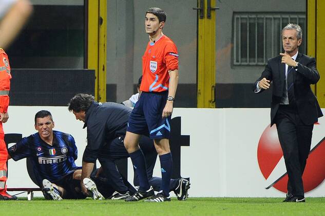 Inter Mailand vs SV Werder Bremen (weiß): Verletzung bei Lucio (L)  o0 verletzt