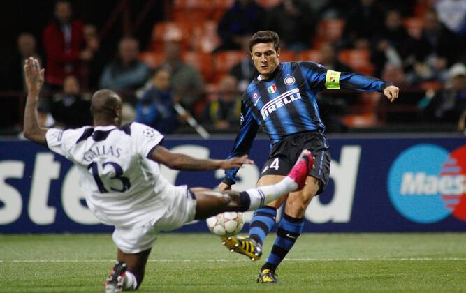 20.10.2010 - Inter Mailand vs. Tottenham Hotspur - Champions League - Zavier Zanetti (Inter, R) erzielt den Treffer zu 1:0 - 