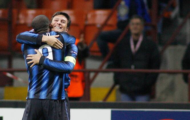 20.10.2010 - Inter Mailand vs. Tottenham Hotspur - Champions League - Torjubel Zavier Zanetti (R) und Samuel Etoo (Inter) - 
