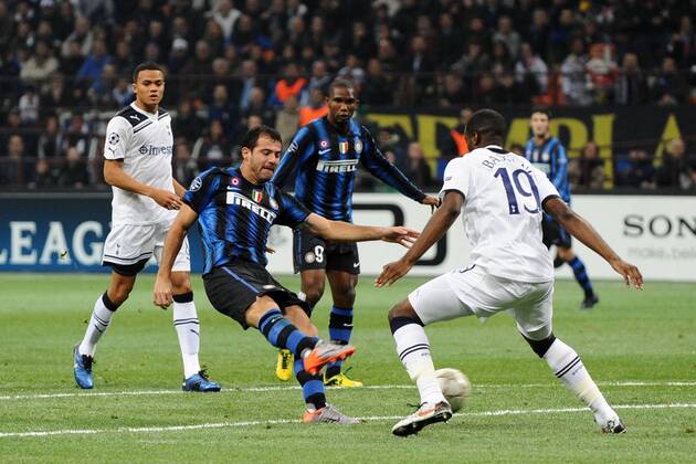 20.10.2010 - Inter Mailand vs. Tottenham Hotspur - Champions League - Tor durch Dejan Stankovic (Inter, 2.L) gegen Sebastien Bassong (Tottenham) - 