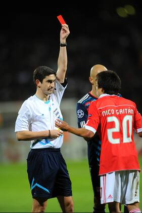 OLYMPIQUE LYON vs. SL BENFICA LISSABON 2:0 - Champions League - Schiri Alberto MALLENCO zeigt Nicolas GAITAN (Benfica) die rote Karte - - xAnthonyBibardxFEPx 