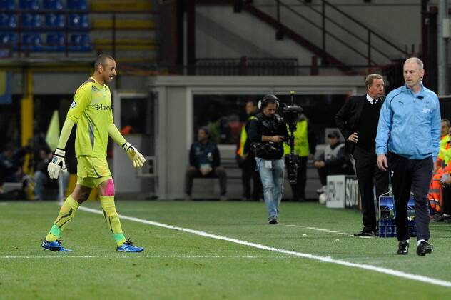 Heurelho Gomes (Tottenham, L) leaves the pitch - Champions League - Inter Mailand vs. Tottenham Hotspur 4:3 - 20.10.2010 - EDITORIAL USE ONLY. No use with unauthorised audio, video, data, fixture lists, club league logos or live services. Online in-match use limited to 120 images, no video emulation. No use in betting, games or single club league player publications.