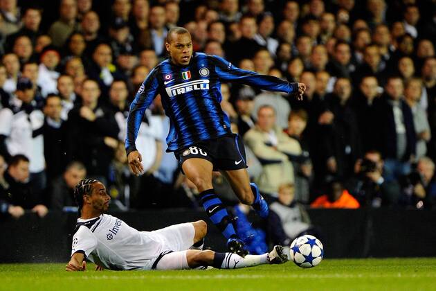 Jonathan Biabiany (Inter Mailand, re) vs Benoit Assou Ekotto (Tottenham Hotspurs) 