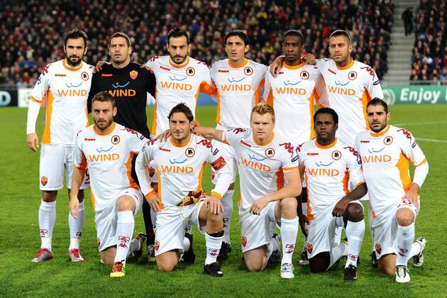 Mannschaftsbild AS Rom, hi.v.li. Mirko Vucinic, Torwart Julio Sergio, Marco Cassetti, Nicolas Burdisso, Juan, Jeremy Menez vorn: Daniele De Rossi, Francesco Totti, John Arne Riise, Fabio Simplicio und Simone Perrotta