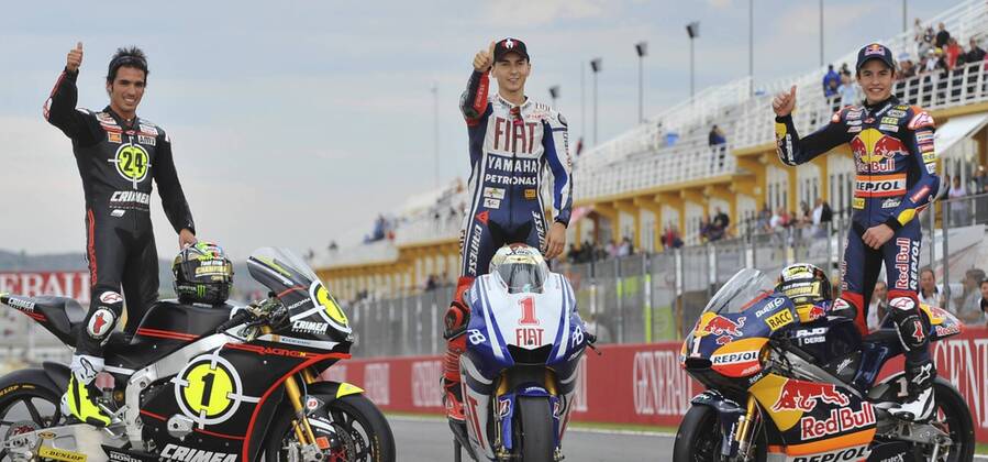 Valencia, 07 11 2010 GP von Valencia - (L-R) Moto2 Weltmeister Tony Elias (ESP Moriwaki) - MotoGP Weltmeister Jorge Lorenzo (ESP Yamaha Racing) - 125er Weltmeister Marc Marquez (ESP redBull derby team) 