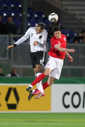 16.11.2010, U 21-Länderspiel Deutschland - England. Cenk Tosun (Deutschland, L), Martin Kelly (England).