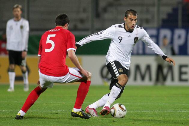 16.11.2010, U 21-Länderspiel Deutschland - England. Cenk Tosun (Deutschland, R), Martin Kelly (England).