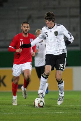 16.11.2010, U 21-Länderspiel Deutschland - England. Daniel Ginczek (Deutschland), Henri Lansbury (England, hinten).