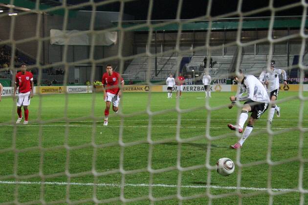 16.11.2010, U 21-Länderspiel Deutschland - England. Cenk Tosun (Deutschland) verwandelt Elfmeter zum 2:0. o0 Tor, Treffer, Gegentor Hintertor, Hintertorkamera, Hintertorperspektive