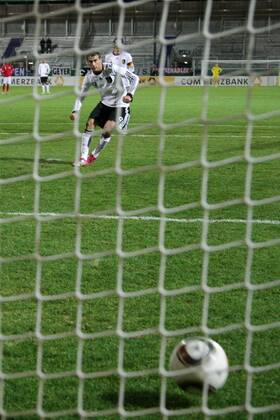 16.11.2010, U 21-Länderspiel Deutschland - England. Cenk Tosun (Deutschland) verwandelt Elfmeter zum 2:0. o0 Tor, Treffer, Gegentor Hintertor, Hintertorkamera, Hintertorperspektive