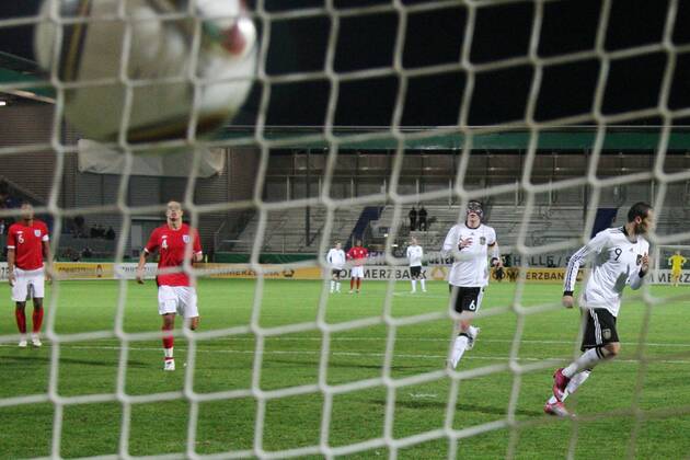 16.11.2010, U 21-Länderspiel Deutschland - England. Cenk Tosun (Deutschland) verwandelt Elfmeter zum 2:0. o0 Tor, Treffer, Gegentor Hintertor, Hintertorkamera, Hintertorperspektive