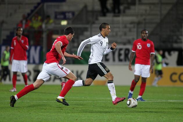 16.11.2010, U 21-Länderspiel Deutschland - England. Cenk Tosun (Deutschland, R), Martin Kelly (England).