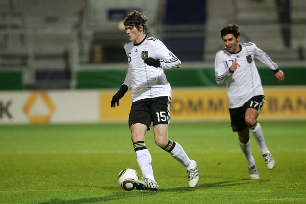 16.11.2010, U 21-Länderspiel Deutschland - England. Daniel Ginczek (Deutschland, L), Stephan Salger (Deutschland).