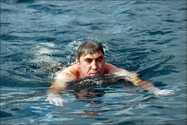 Club der Besten - Urlaub für die belgischen Olympioniken auf Lanzarote - 13.11.2010 - Eddy Merckx (BEL) schwimmt im Meer - PhotoNews -  o0 Herren, Straße, Urlaub, Freizeit
