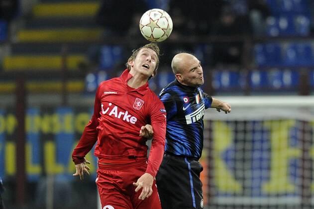 Inter Mailand (blau) - FC Twente Enschede (rot): Esteban Cambiasso (re.) gegen Luuk De Jong 