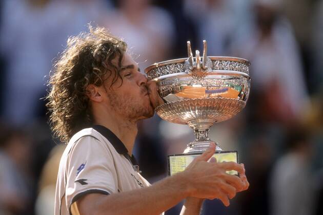 Gustavo Kürten (Brasilien) - Sieger der French Open 2000 - küsst die Trophäe Tennis Herren ATP Tour 2000, French Open, Roland Garros Einzelbild Paris Freude,