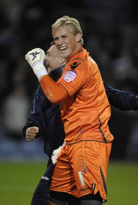Kasper Schmeichel of Leeds United celebrates the win - NPOWER Championship - Burnley FC vs. Leeds United - EDITORIAL USE ONLY. No use with unauthorised audio, video, data, fixture lists, club league logos or live services. Online in-match use limited to 120 images, no video emulation. No use in betting, games or single club league player publications. o0 Freude Einzelbild