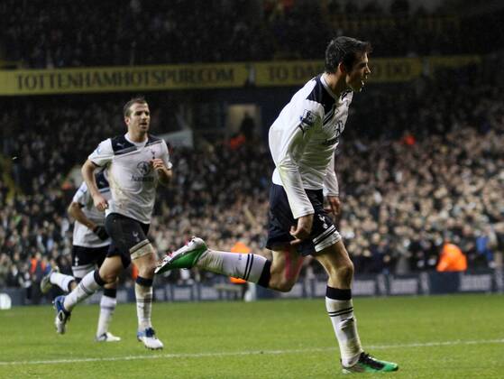 Tottenhams Gareth Bale celebrates scoring his sides opening goal --- Barclays Premier League 2010 2011 - Tottenham Hotspur (white) vs FC Fulham (red), 1st January, 2011 EDITORIAL USE ONLY. No use with unauthorised audio, video, data, fixture lists, club league logos or live services. Online in-match use limited to 120 images, no video emulation. No use in betting, games or single club league player publications. o0 Jubel Freude Einzelbild Freisteller