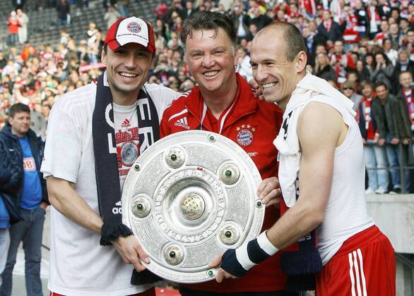 Samstag 08.05.2010, 1. Bundesliga 2009 2010 - Berlin - Der FC Bayern München ist DEUTSCHER FUSSBALLMEISTER 2010 - Niederländische Landsmänner v.li.: Mark van Bommel, Trainer Louis van Gaal und Arjen Robben (FCB) mit der Meisterschale - DeFodi018