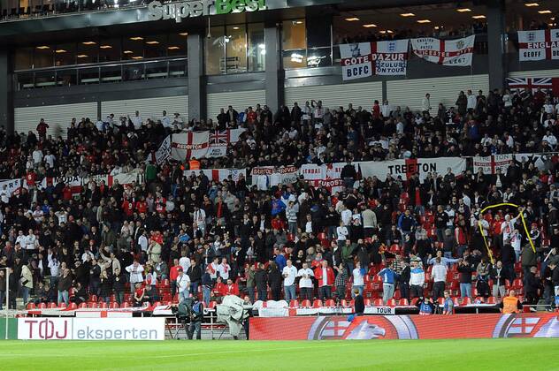 Football - International Friendly: England fans at Parken Stadium, Copenhagen  o0 Fan, Fußballfan, Publikum totale Fahne, Landesfahne