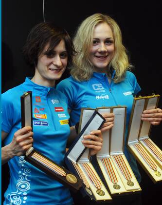 Czech speedskaters Martina Sablikova, left, and Karolina Erbanova pose with the medals at the press conference after their arrival from World Championships to Prague, Czech Republic on Mar. 14, 2011. (CTKxPhoto StanislavxPeska)  CTKPhoto41201103140954301 o0 Empfang Weltmeisterin Sieg Medaille, Goldmedaille Objekte