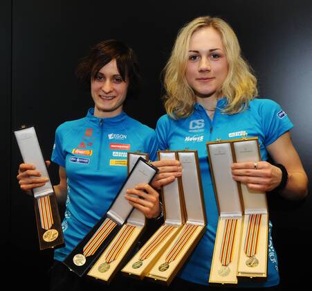 Czech speedskaters Martina Sablikova left, and Karolina Erbanova pose with the medals at the press conference after their arrival from World Championships to Prague, Czech Republic on Mar. 14, 2011. (CTKxPhoto StanislavxPeska)  CTKPhoto40201103140989101 o0 Empfang Weltmeisterin Sieg Medaille, Goldmedaille Objekte