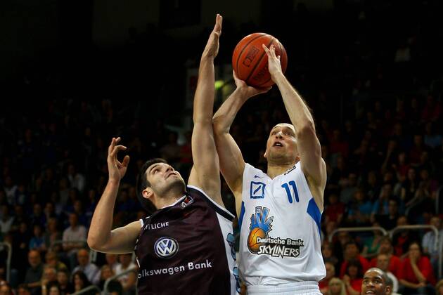 Deutsche Bank Skyliners Frankfurt vs. New Yorker Phantoms Braunschweig --- Uros Duvnjak ( Braunschweig ), links - Pascal Roller ( Frankfurt ), rechts o0 Pokal Halbfinale Final4 Final 4 Aufmacher Abwehr