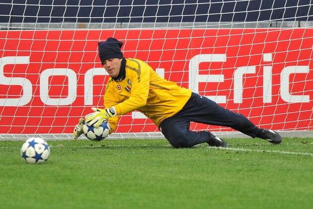 Fußball Champions League Viertelfinale Rückspiel: Abschlusstraining Inter Mailand am 12.04.2011 in der Veltins Arena in Gelsenkirchen. Julio Cesar ( Mailand )