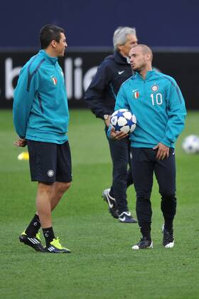Fußball Champions League Viertelfinale Rückspiel: Abschlusstraining Inter Mailand am 12.04.2011 in der Veltins Arena in Gelsenkirchen. Lucio ( Mailand ), links - Wesley Sneijder ( Mailand ), rechts