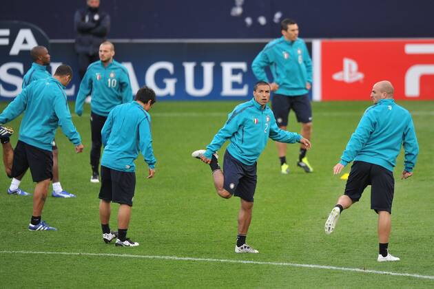 Fußball Champions League Viertelfinale Rückspiel: Abschlusstraining Inter Mailand am 12.04.2011 in der Veltins Arena in Gelsenkirchen. Mailänder Spieler beim Aufwärmen - V.re. Esteban Cambiasso, Ivan Cordoba
