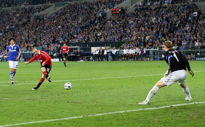 Manchester United s Wayne Rooney scoring his sides second goal vs Manuel Neuer of Schalke - FC Schalke 04 (blue) - Manchester United (ManU) - EDITORIAL USE ONLY. No use with unauthorised audio, video, data, fixture lists, club league logos or live services. Online in-match use limited to 120 images, no video emulation. No use in betting, games or single club league player publications.