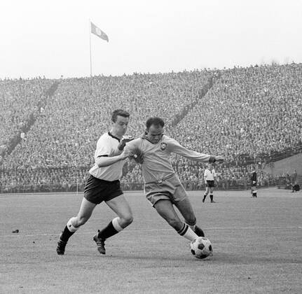 Freundschaftsspiel 1963 in Hamburg - BR Deutschland - Brasilien 1:2 - Hans Nowak (BRD, li.) gegen Pepe (Brasilien) Aktion