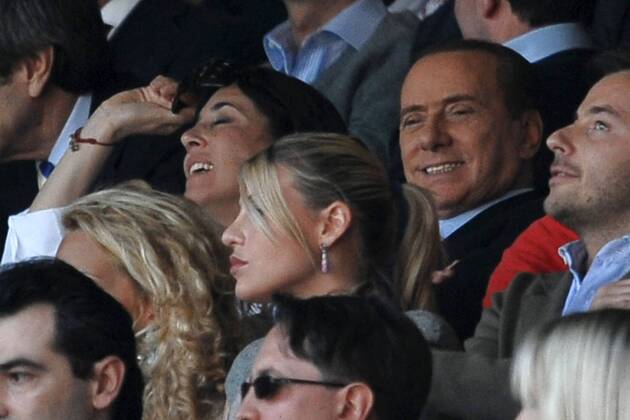 Ministerpräsident Silvio Berlusconi (ITA, hi.) und seine Tochter Barbara (Mitte) auf der Tribüne --- AC Mailand (rot) vs. Bologna FC (weiß) Andreaxstaccioli Zuschauer Tribüne people Politik Funktionär Familie privat Kind