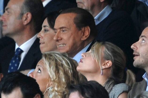 Ministerpräsident Silvio Berlusconi (ITA, Mitte) und seine Tochter Barbara (re.) auf der Tribüne --- AC Mailand (rot) vs. Bologna FC (weiß) Andreaxstaccioli Zuschauer Tribüne people Politik Funktionär Familie privat Kind