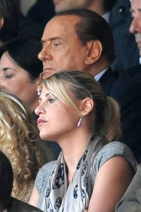 Ministerpräsident Silvio Berlusconi (ITA, hi.) und seine Tochter Barbara auf der Tribüne --- AC Mailand (rot) vs. Bologna FC (weiß) Andreaxstaccioli Zuschauer Tribüne people Politik Funktionär Familie privat Kind