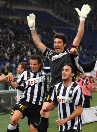 L-R: Alessandro DEL PIERO, Gianluigi BUFFON, Alberto AQUILANI, Lazio Rom (blau) - Juventus Turin (schwarz weiß) --- Andreaxstaccioli o0 Jubel, Freude