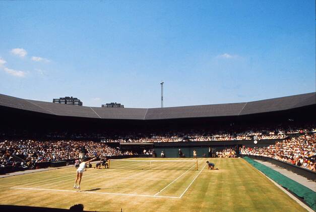 Tennis Womens Singles Final Billie Jean King (Far side) v Evonne Cawley Wimbledon Centre Court 1975  o0 All England Tennis Championships Zuschauer Damen