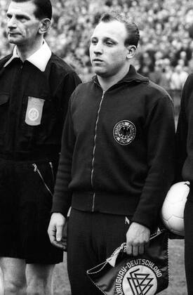 Freundschaftsspiel 1962 in Hamburg - BR Deutschland - Uruguay 3:0 - Uwe Seeler (BRD) Porträt Hymne Nationalhymne