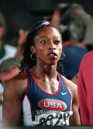 GAIL DEVERS (USA) WATCHES REPLAY SHOWING HER MISSING 3RD PLACE IN 100m HURDLES FINAL. OLYMPIC STADIUM, 31 7 1996. ATLANTA OLYMPICS 1996.  o0 Leichtathletik